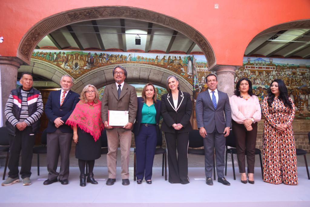 Atestiguó gobernadora entrega de “Presea del Centenario Del Nacimiento de Tlacuilo–Tlamatini”