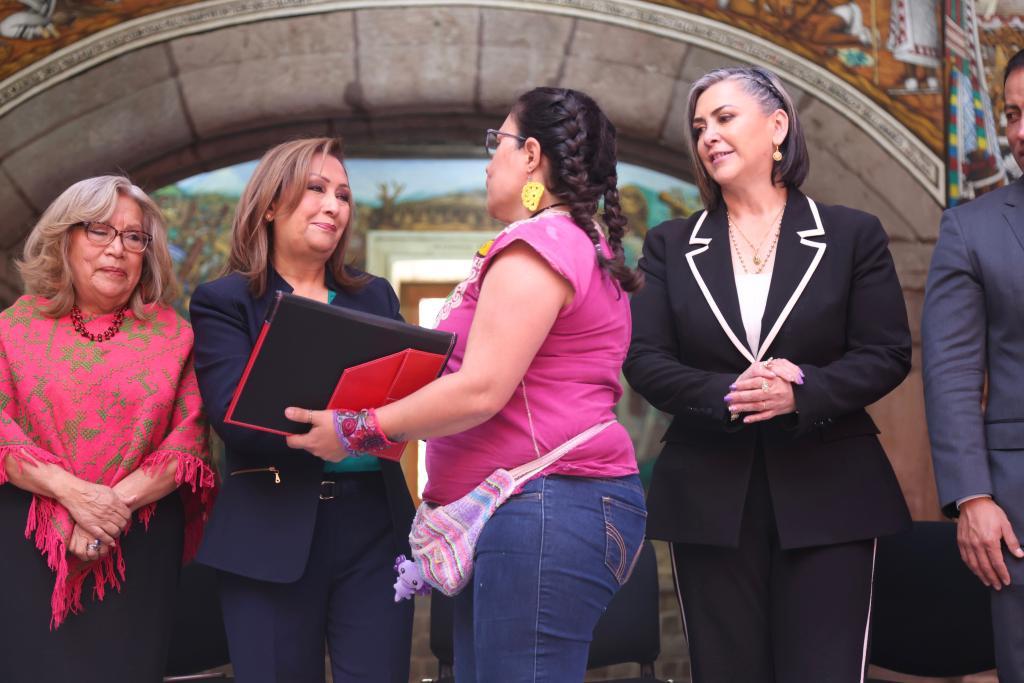 Atestiguó gobernadora entrega de “Presea del Centenario Del Nacimiento de Tlacuilo–Tlamatini”