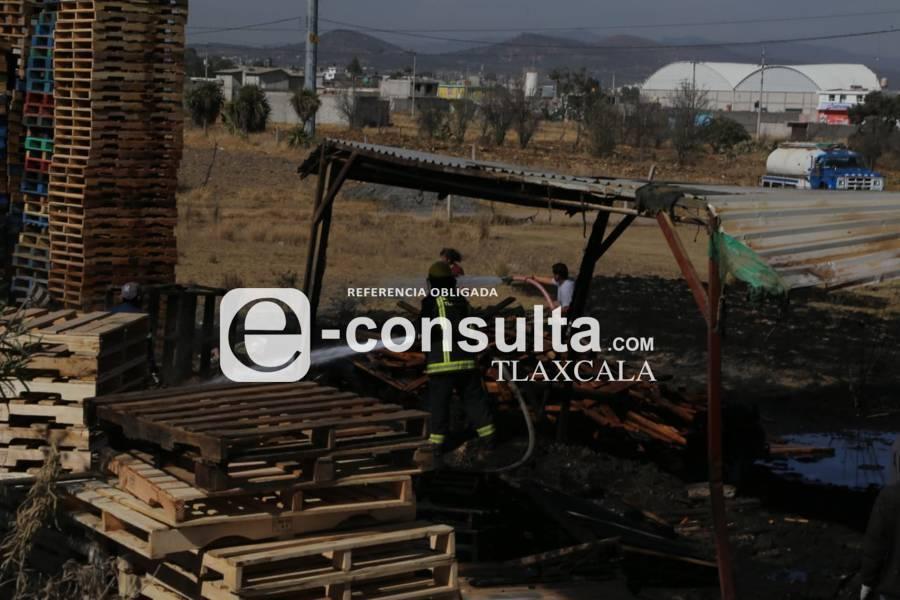 Se incendia negocio de tarimas en Apizaco bomberos del Estado sofocan las llamas