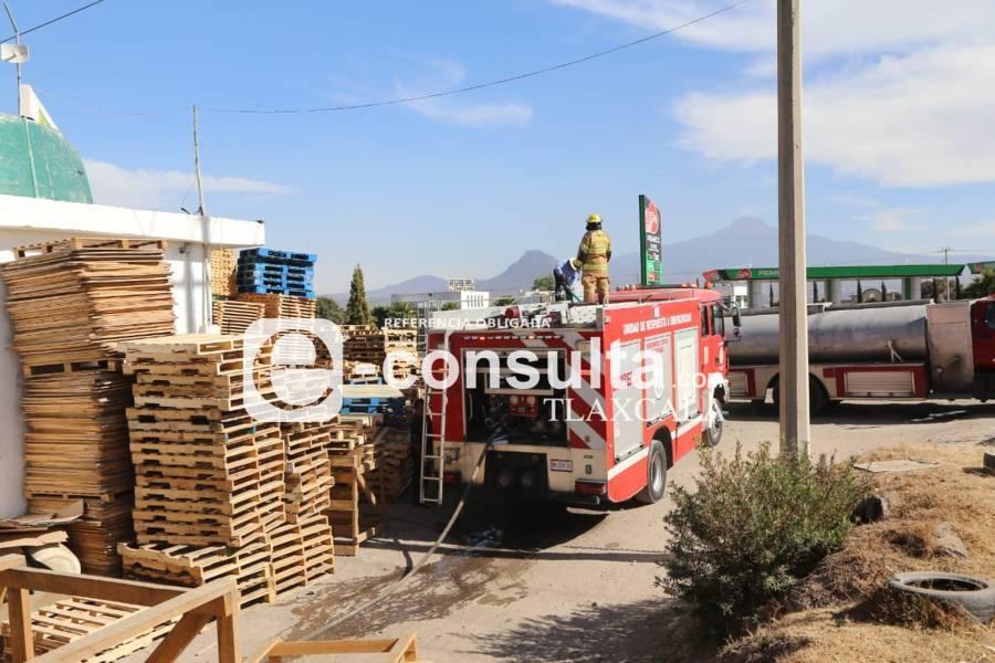 Se incendia negocio de tarimas en Apizaco bomberos del Estado sofocan las llamas