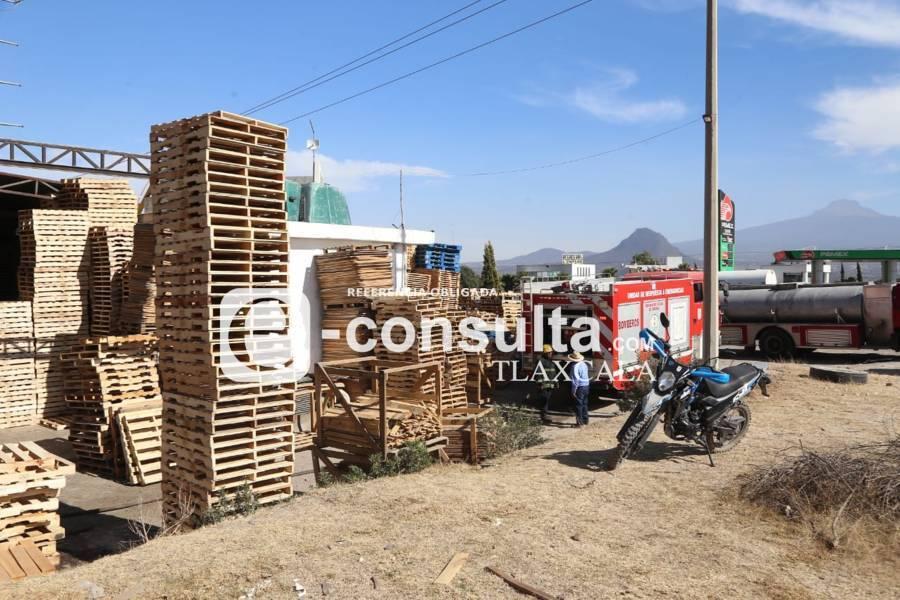 Se incendia negocio de tarimas en Apizaco bomberos del Estado sofocan las llamas