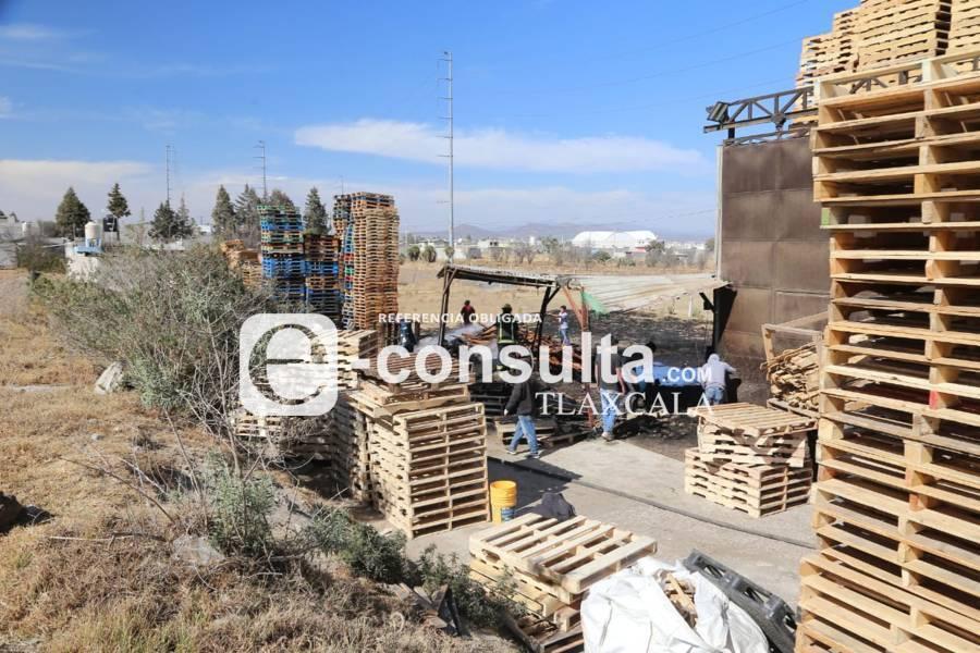 Se incendia negocio de tarimas en Apizaco bomberos del Estado sofocan las llamas
