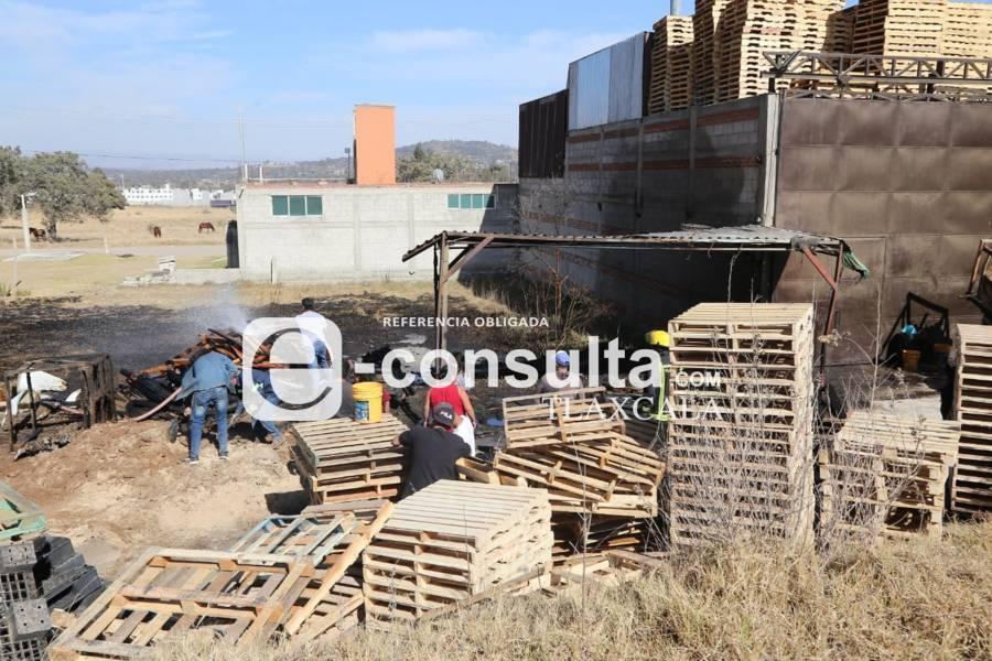 Se incendia negocio de tarimas en Apizaco bomberos del Estado sofocan las llamas