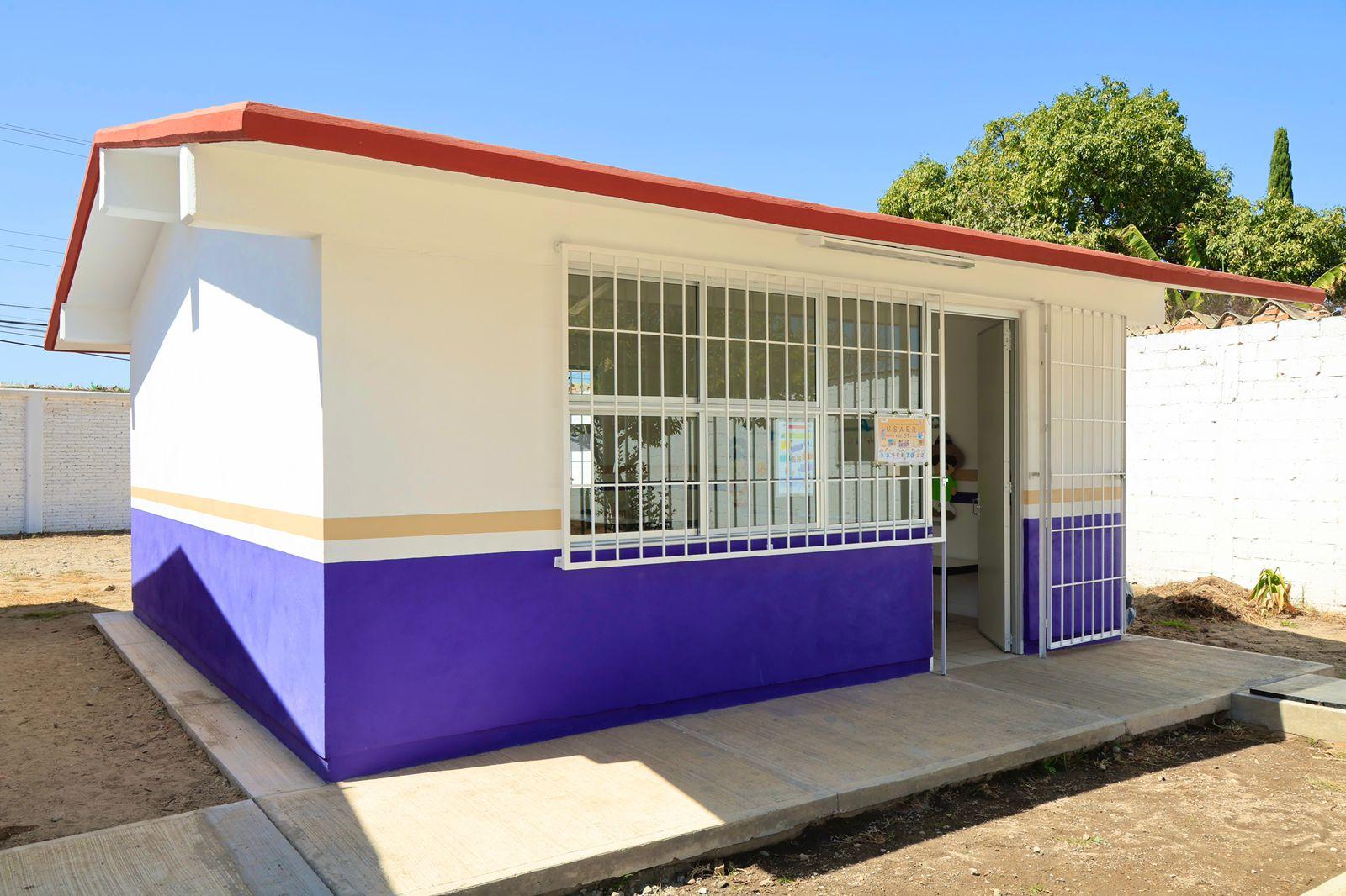 Entregan autoridades usaer y equipamiento en jardín de niños de Chiautempan