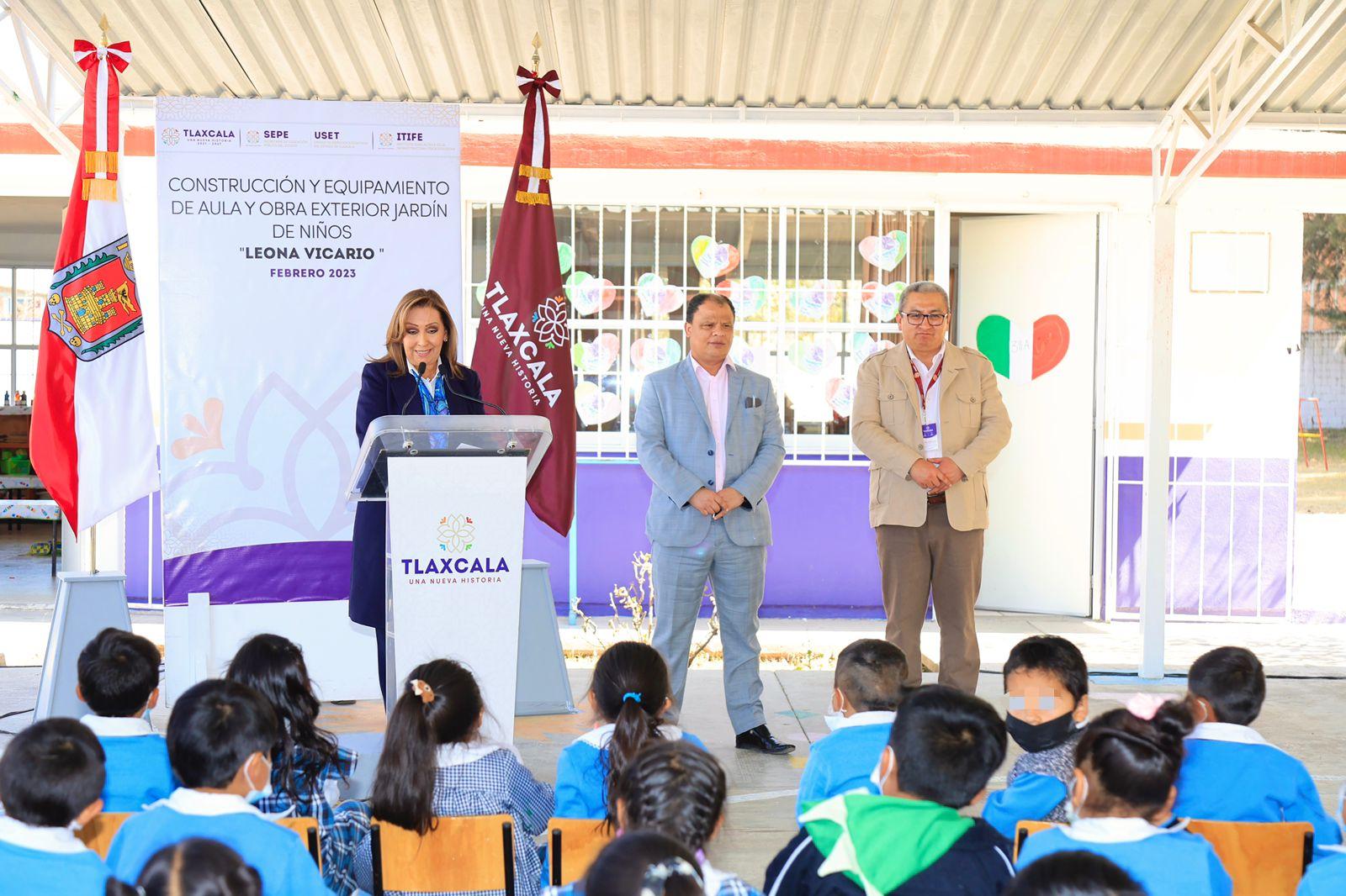 Entregan autoridades usaer y equipamiento en jardín de niños de Chiautempan