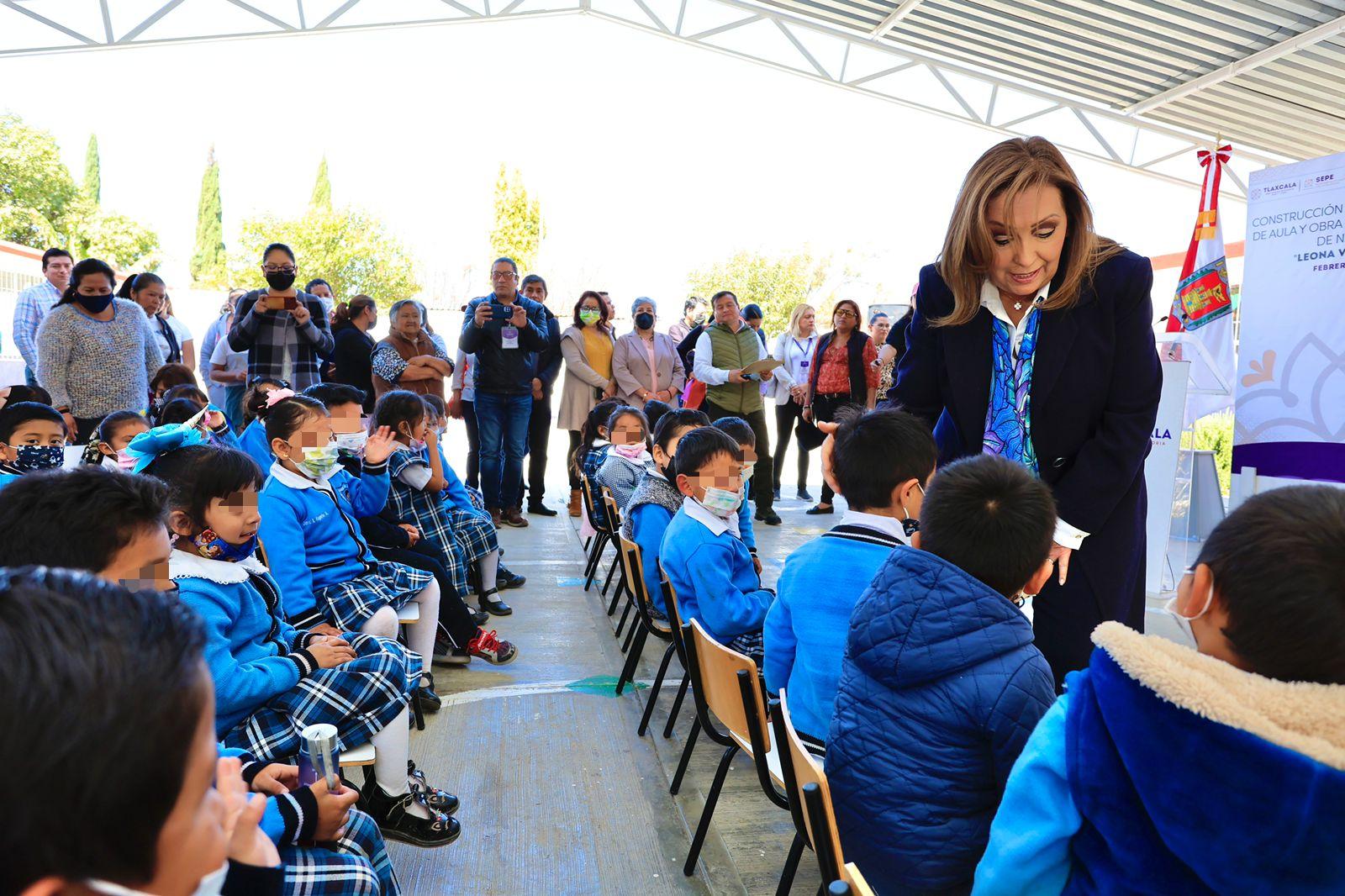 Entregan autoridades usaer y equipamiento en jardín de niños de Chiautempan