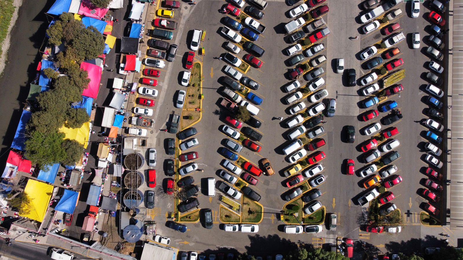Vista aérea del tianguis sabatino en el municipio de Tlaxcala 