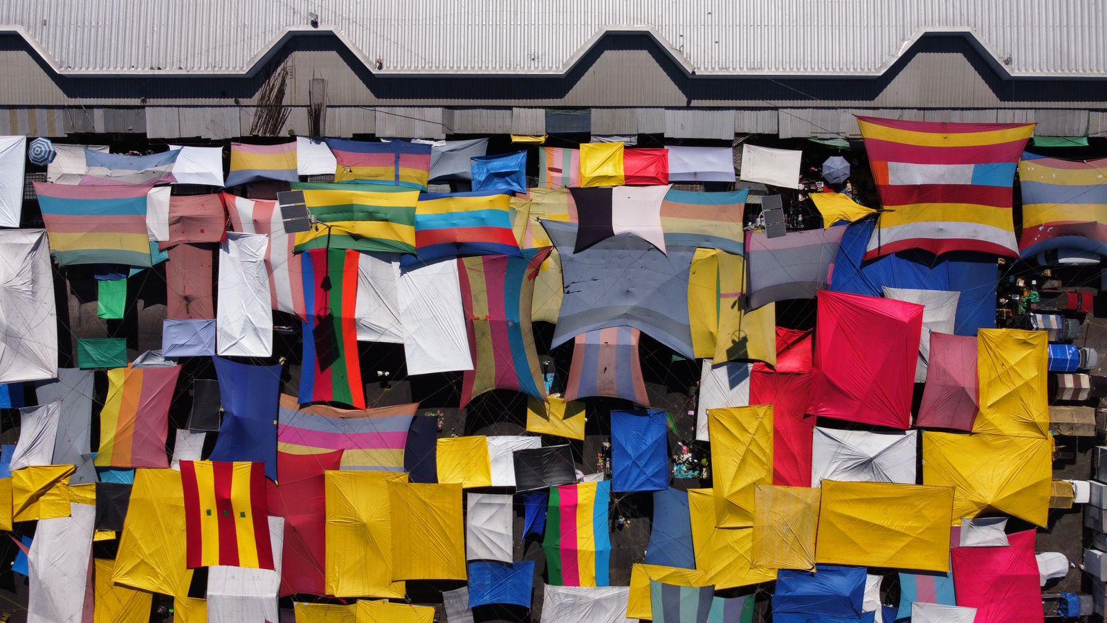 Vista aérea del tianguis sabatino en el municipio de Tlaxcala 