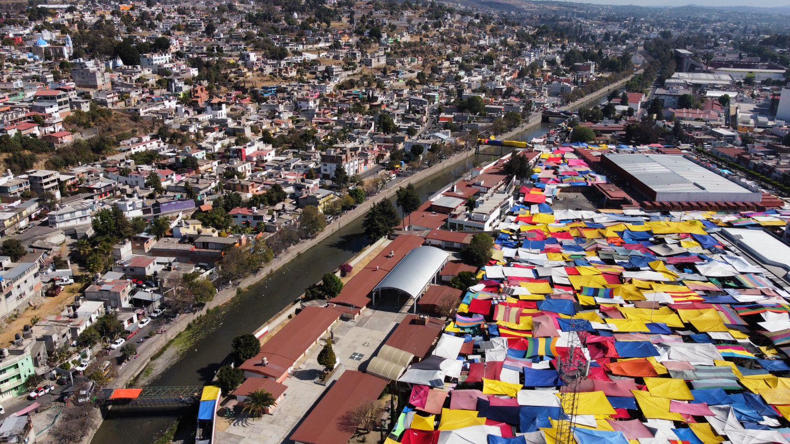 Vista aérea del tianguis sabatino en el municipio de Tlaxcala 