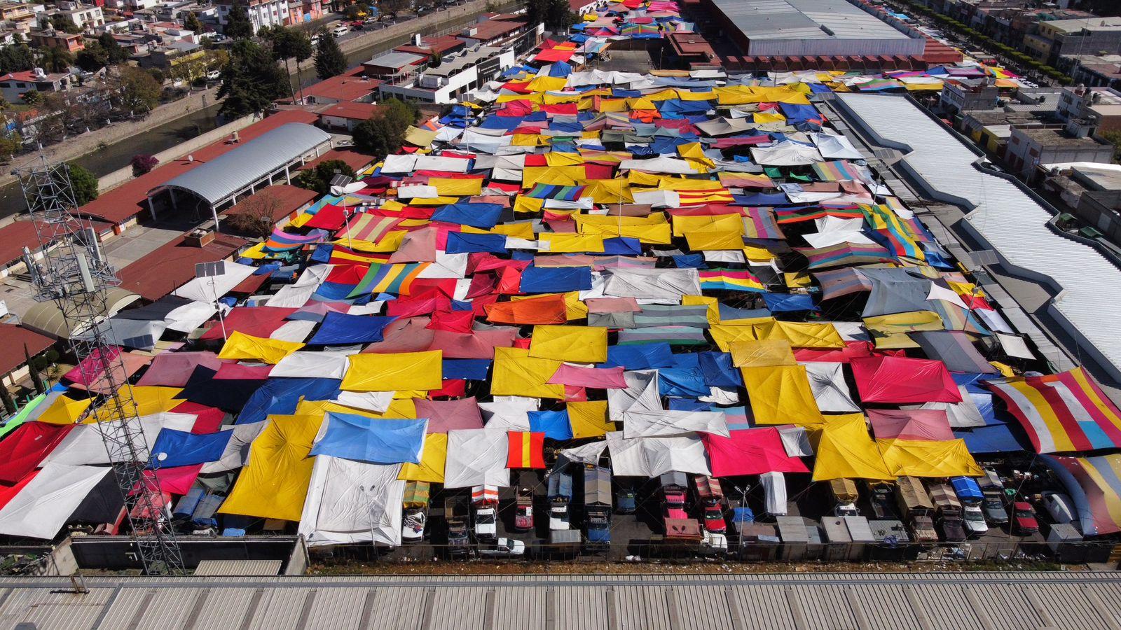 Vista aérea del tianguis sabatino en el municipio de Tlaxcala 