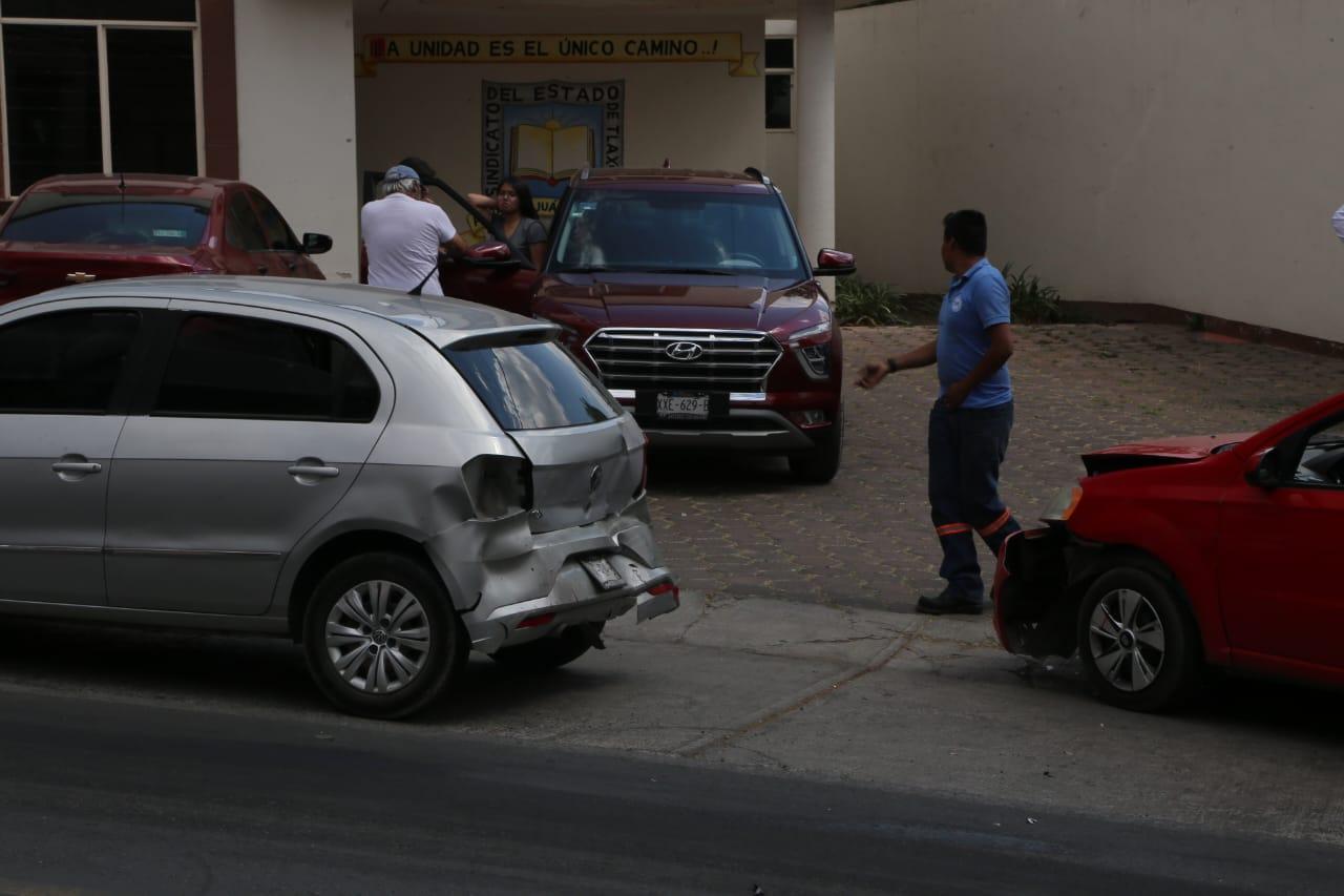 Chocan tres vehículos en la capital 