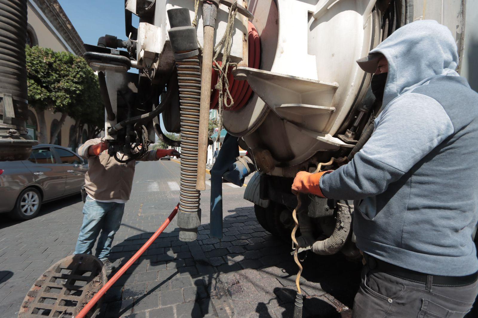 Precaución, tráfico lento en la Avenida Juárez por labores de mantenimiento 