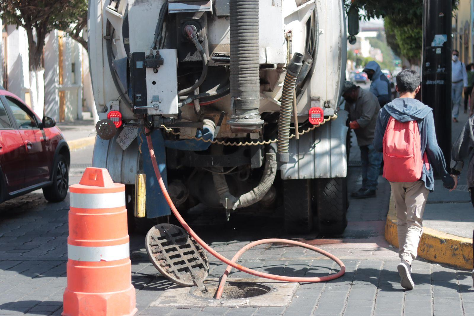 Precaución, tráfico lento en la Avenida Juárez por labores de mantenimiento 