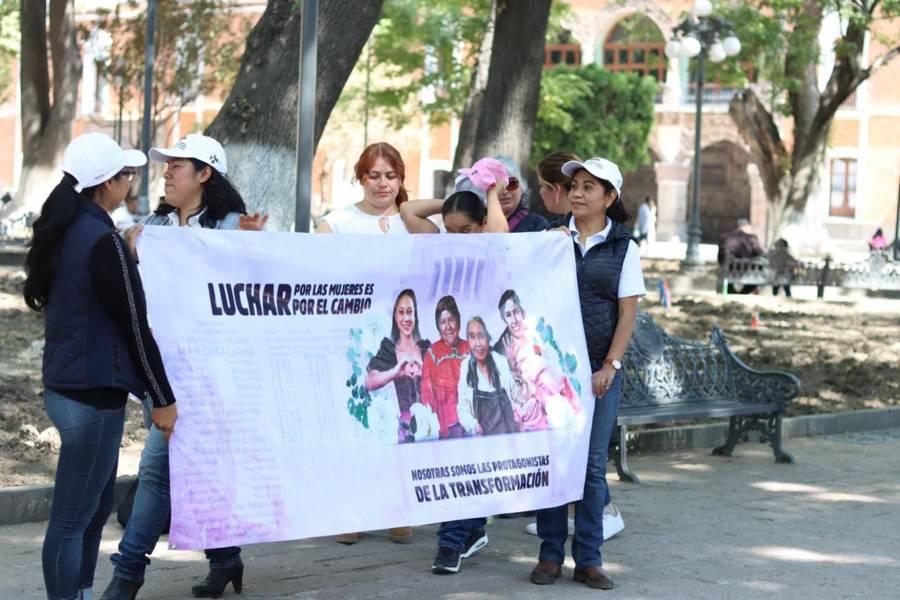 Militantes de MORENA realizan campaña informativa sobre los derechos de las mujeres 