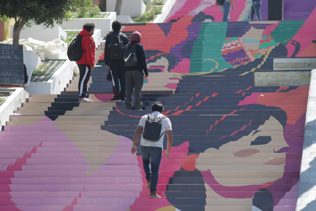 Adornan las escalinatas de los héroes con motivos del 8M 