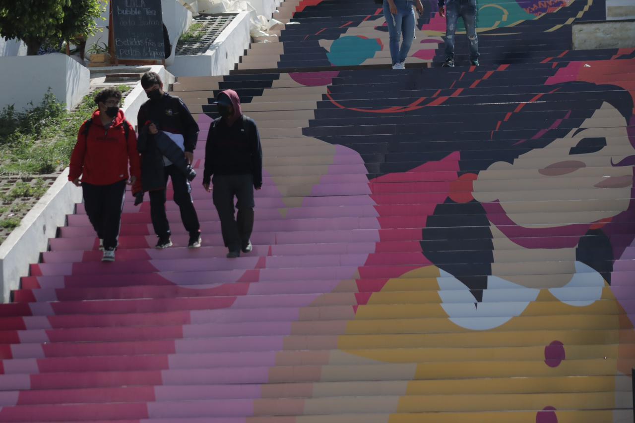 Adornan las escalinatas de los héroes con motivos del 8M 