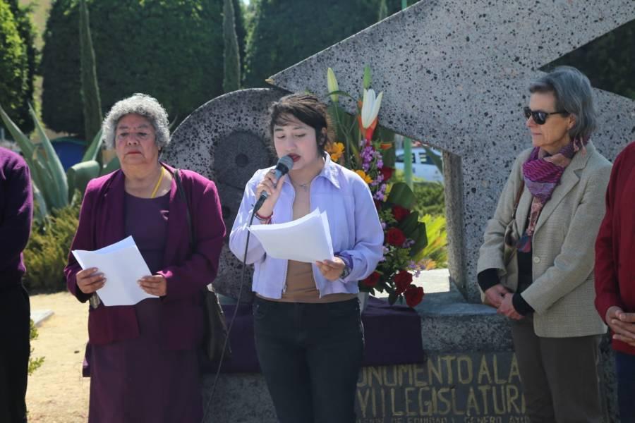 Colocan ofrenda  floral en el monumento a la Mujer 