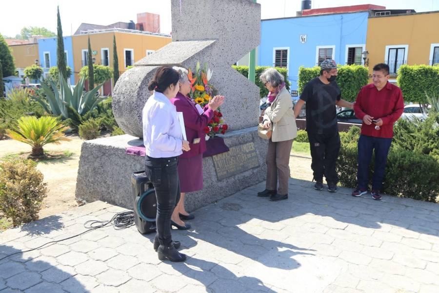 Colocan ofrenda  floral en el monumento a la Mujer 
