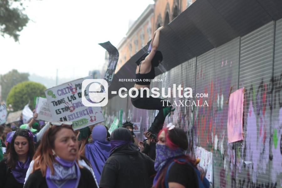 Aspectos de la llegada de la marcha 8M a Palacio de Gobierno 