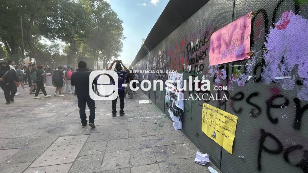 Aspectos de la llegada de la marcha 8M a Palacio de Gobierno 