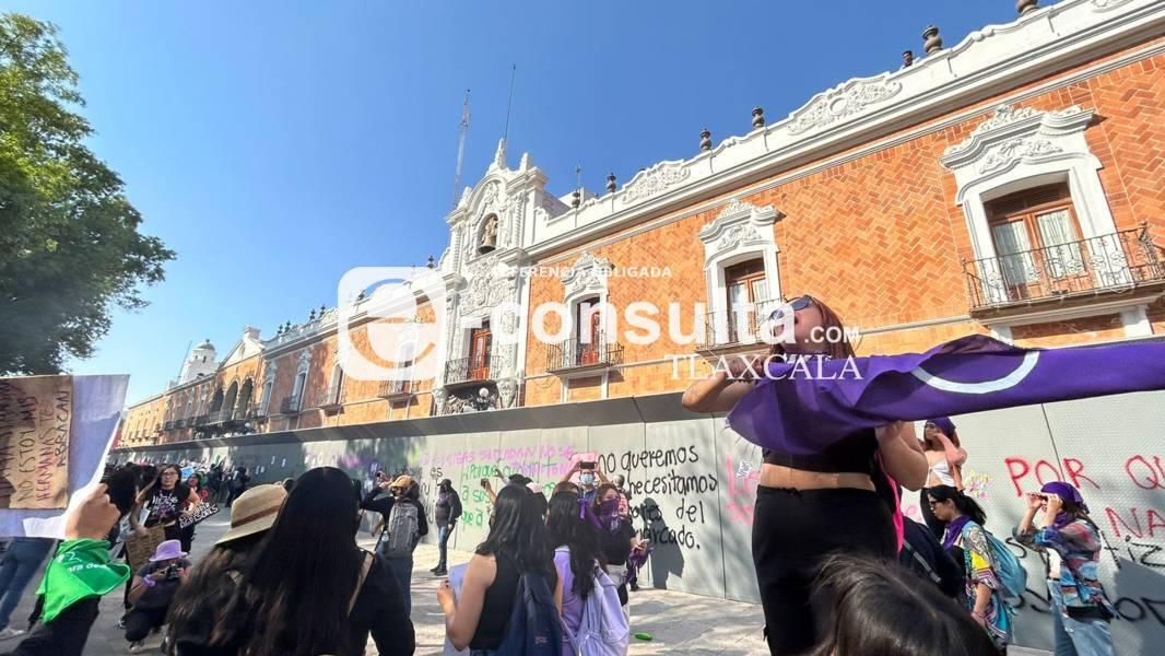 Aspectos de la llegada de la marcha 8M a Palacio de Gobierno 