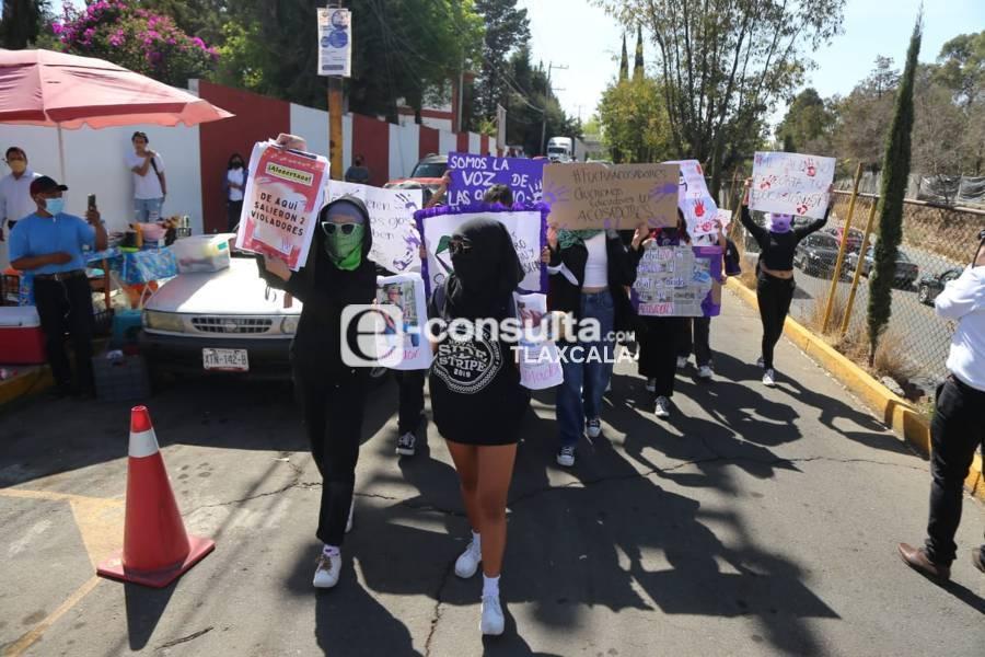 Se manifiestan mujeres a las afueras del COBAT 01, denuncian abuso y acoso sexual