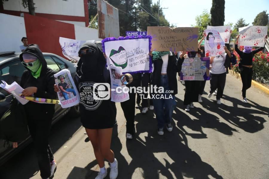 Se manifiestan mujeres a las afueras del COBAT 01, denuncian abuso y acoso sexual