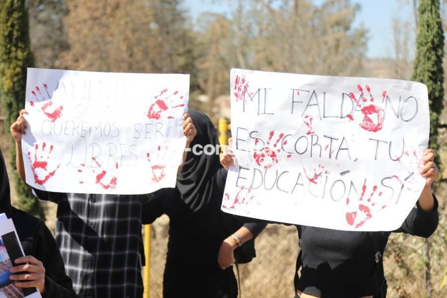 Se manifiestan mujeres a las afueras del COBAT 01, denuncian abuso y acoso sexual