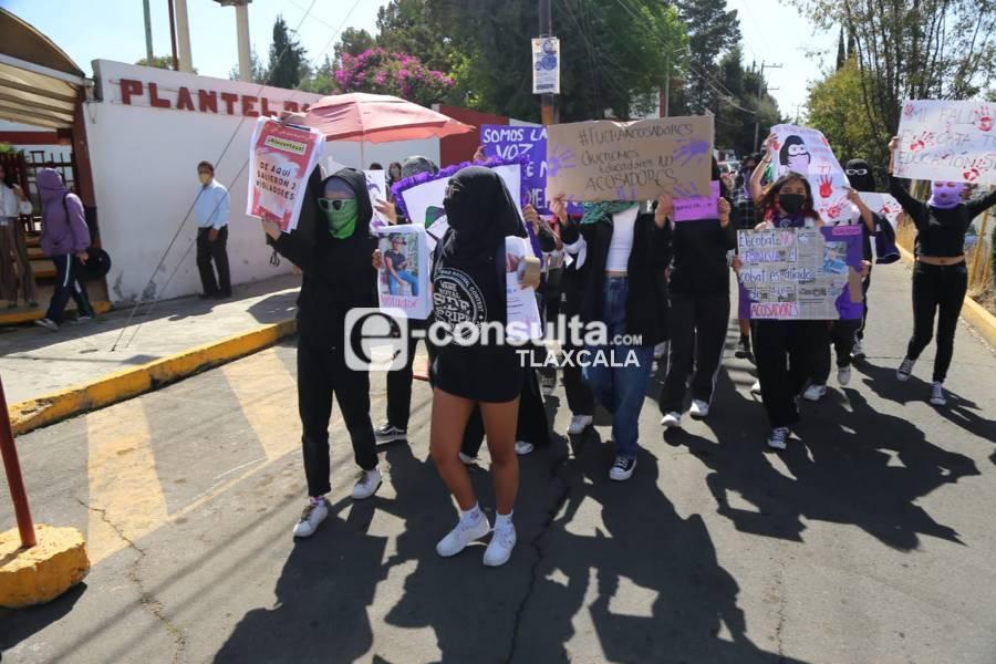 Se manifiestan mujeres a las afueras del COBAT 01, denuncian abuso y acoso sexual