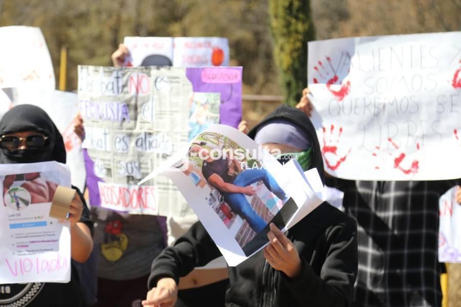 Se manifiestan mujeres a las afueras del COBAT 01, denuncian abuso y acoso sexual