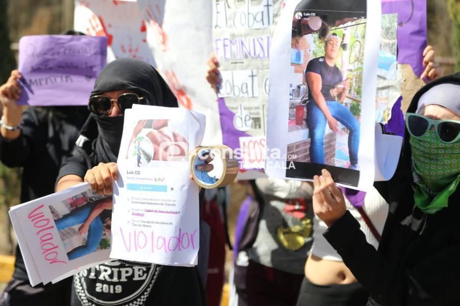 Se manifiestan mujeres a las afueras del COBAT 01, denuncian abuso y acoso sexual