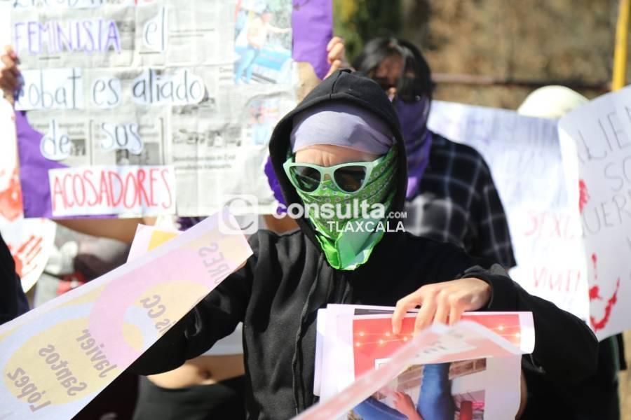Se manifiestan mujeres a las afueras del COBAT 01, denuncian abuso y acoso sexual