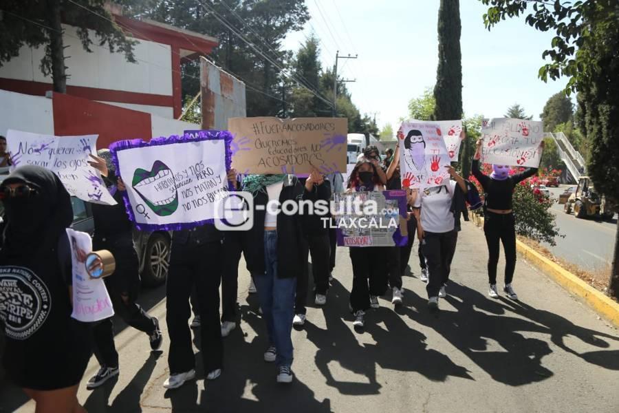 Se manifiestan mujeres a las afueras del COBAT 01, denuncian abuso y acoso sexual