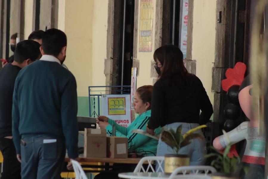 Capitalinos realizan largar filas para la compra de boletos de  "Junior H"
