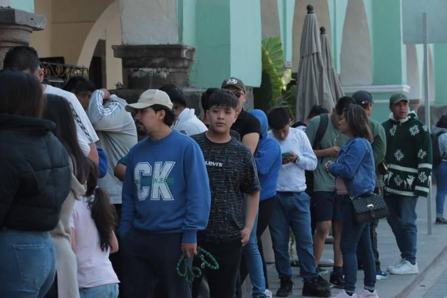Capitalinos realizan largar filas para la compra de boletos de  "Junior H"