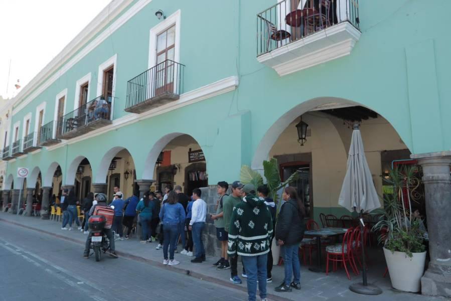 Capitalinos realizan largar filas para la compra de boletos de  "Junior H"