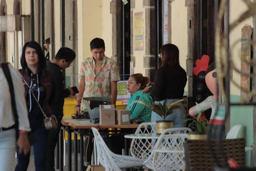 Capitalinos realizan largar filas para la compra de boletos de  "Junior H"