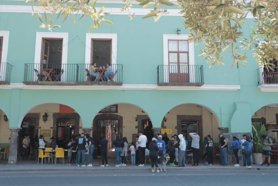 Capitalinos realizan largar filas para la compra de boletos de  "Junior H"