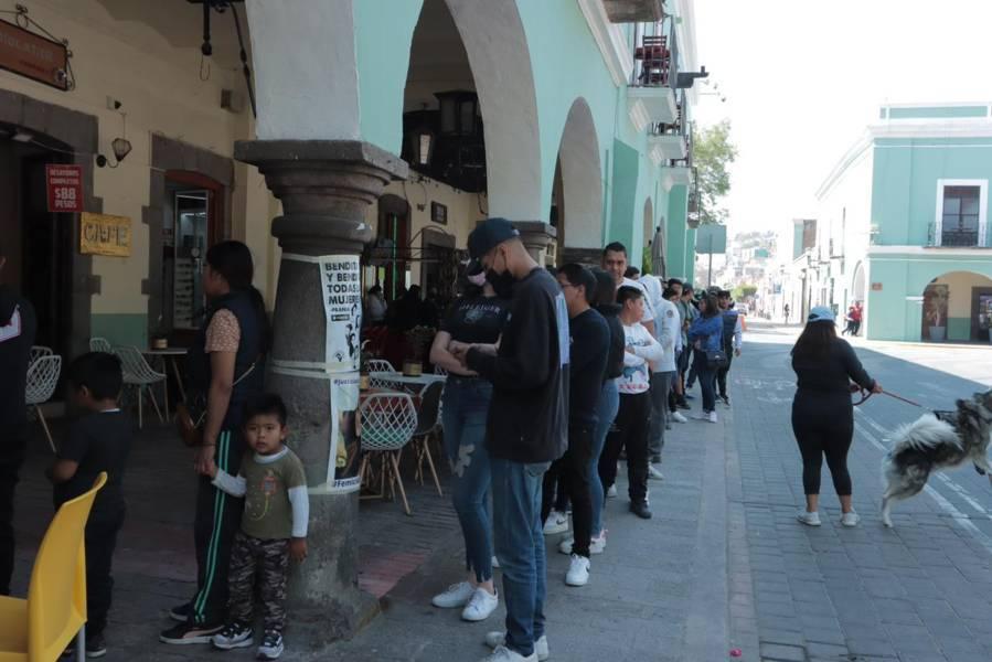 Capitalinos realizan largar filas para la compra de boletos de  "Junior H"