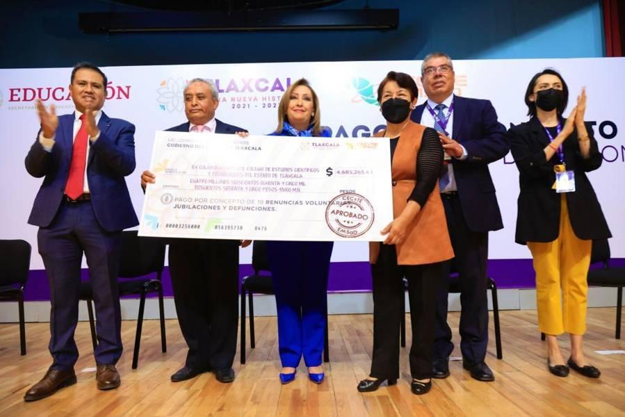 Reciben pagos extrabajadores y familiares de personal fallecido del CECYTE