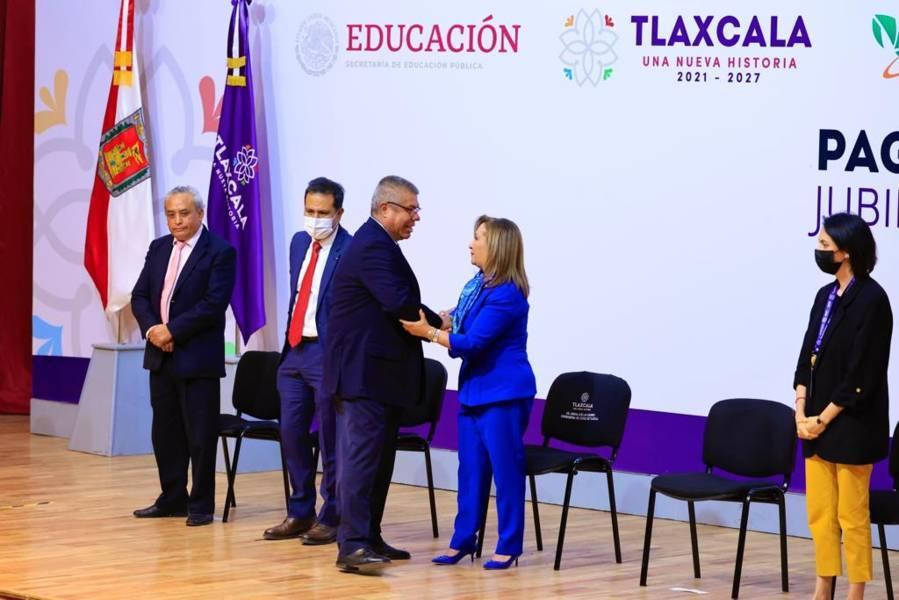 Reciben pagos extrabajadores y familiares de personal fallecido del CECYTE