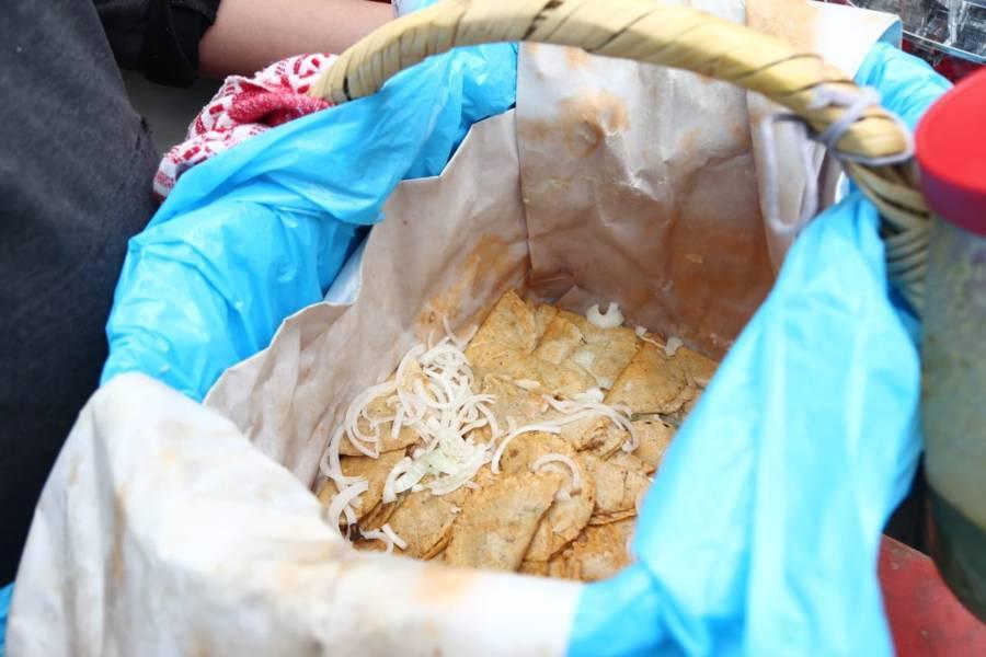 Marco "tacos" es conocido por vender tacos de canasta en "El Trébol"