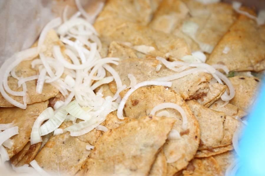 Marco "tacos" es conocido por vender tacos de canasta en "El Trébol"