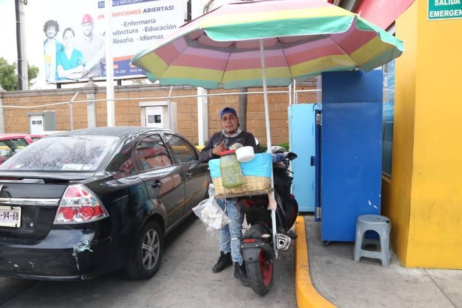 Marco "tacos" es conocido por vender tacos de canasta en "El Trébol"