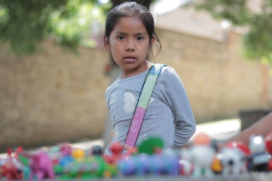 Niños de la sierra acuden a la capital para vender artesanías de guaje 