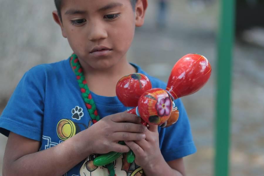 Niños de la sierra acuden a la capital para vender artesanías de guaje 
