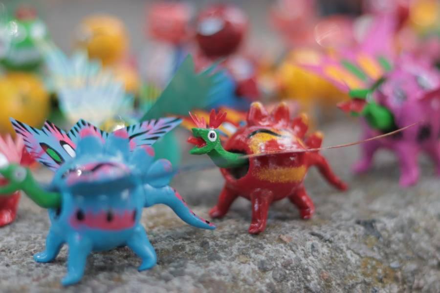 Niños de la sierra acuden a la capital para vender artesanías de guaje 