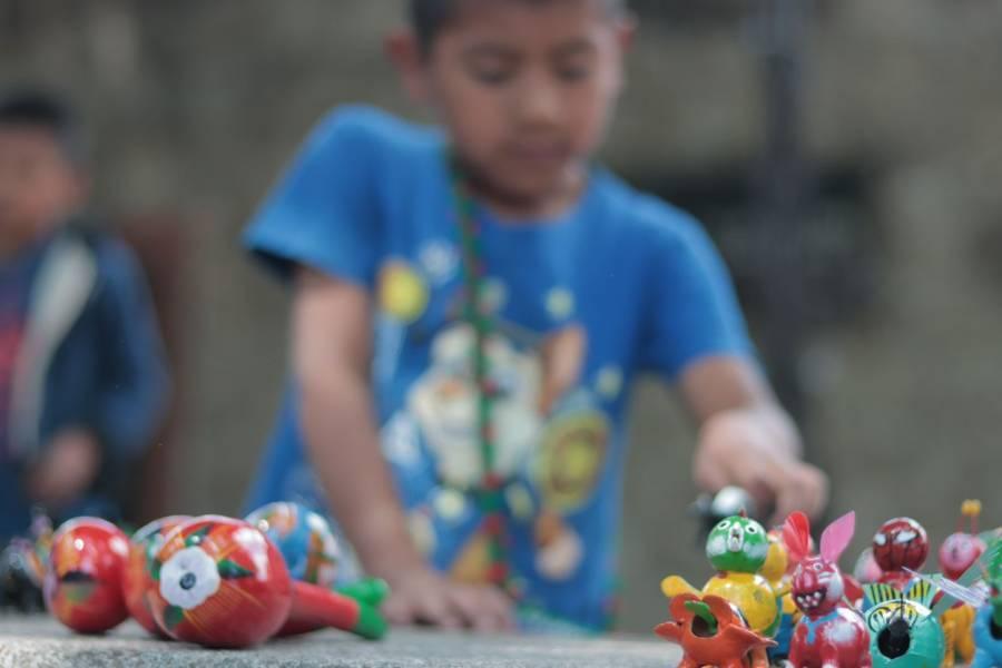 Niños de la sierra acuden a la capital para vender artesanías de guaje 