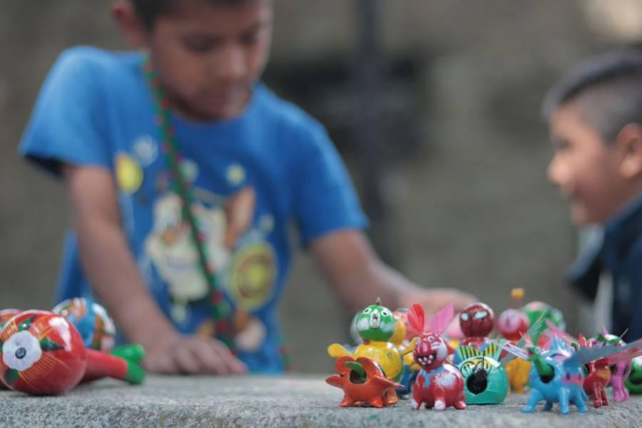 Niños de la sierra acuden a la capital para vender artesanías de guaje 