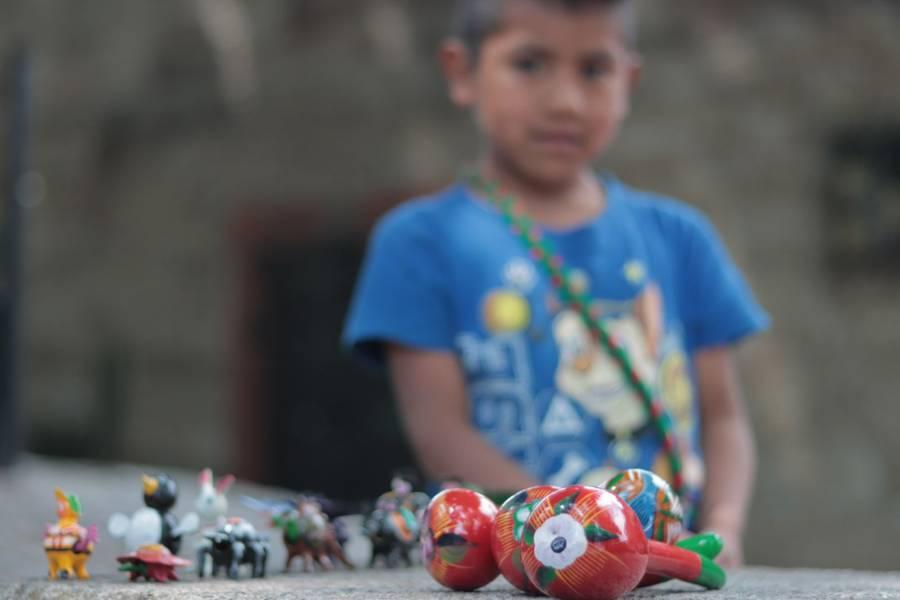 Niños de la sierra acuden a la capital para vender artesanías de guaje 